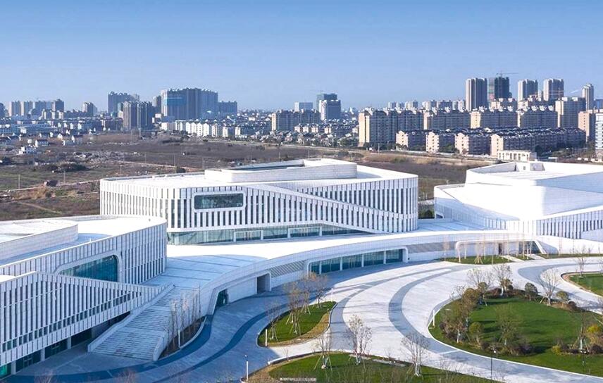 它是江苏千亿县成员之一，户籍人口近100万，人均收入高达43645元