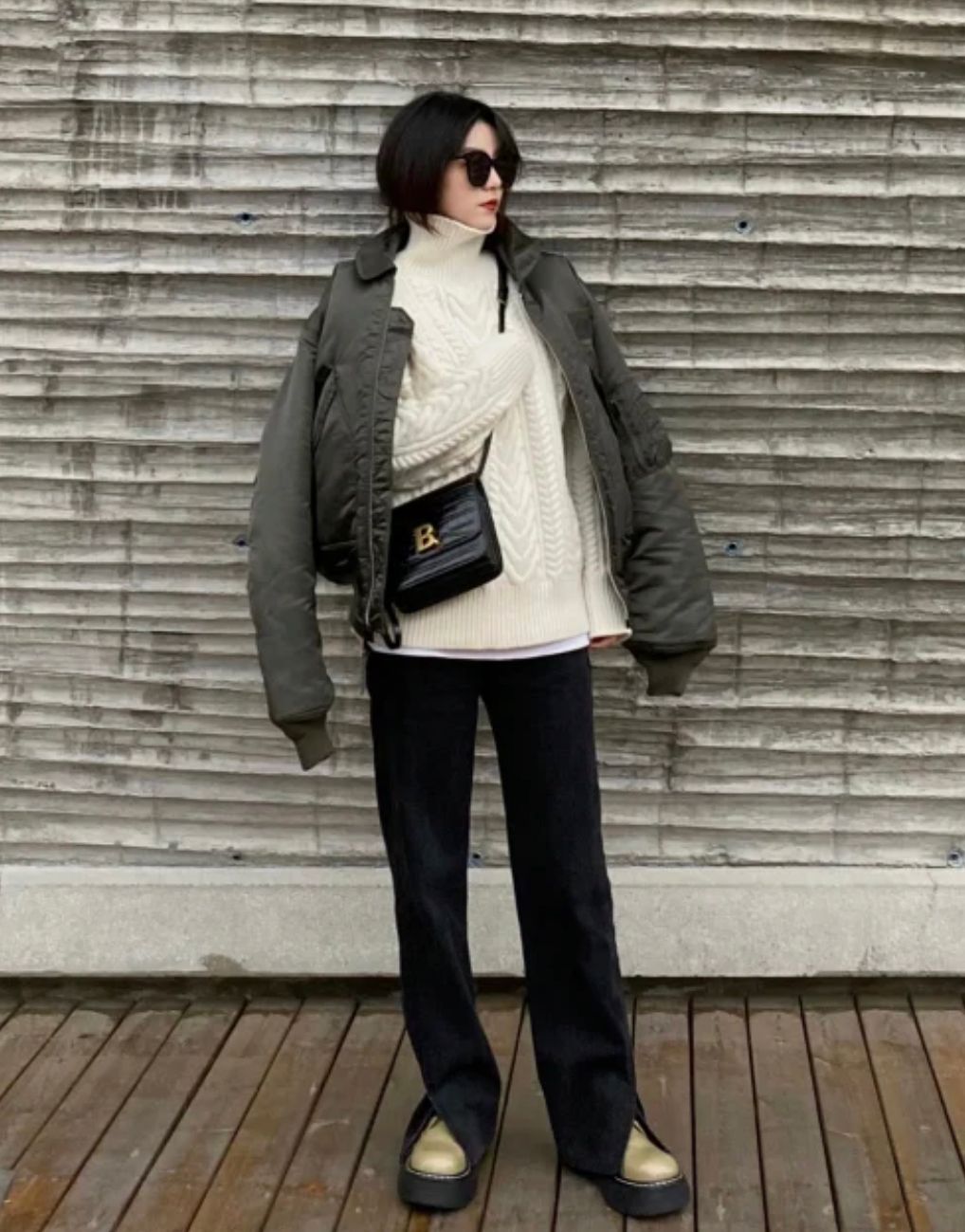 阔腿裤八分裤秋冬穿搭加格子大衣,阔腿裤开叉牛仔裤配什么外套洋气