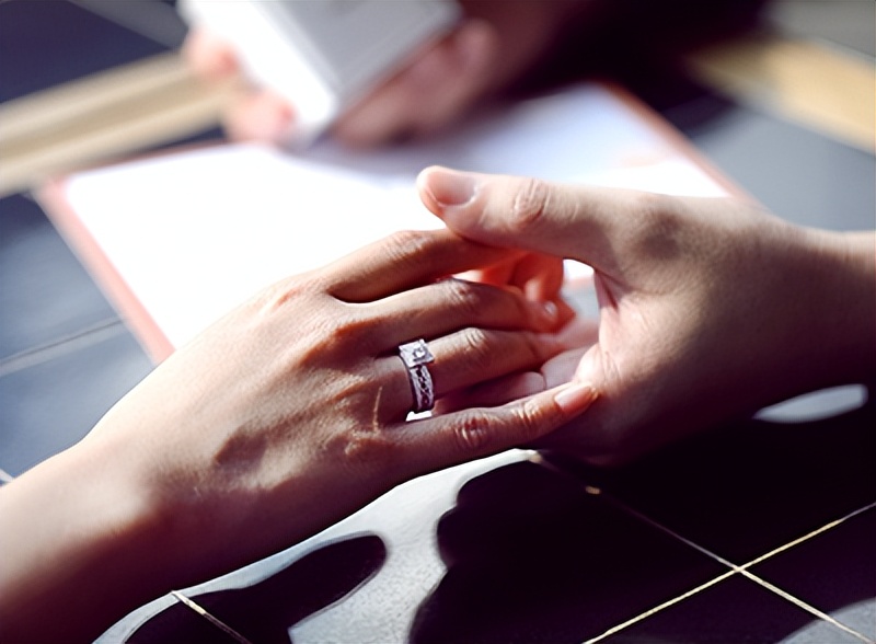 女士戒指的戴法和意义左右手,戒指女生的戴法