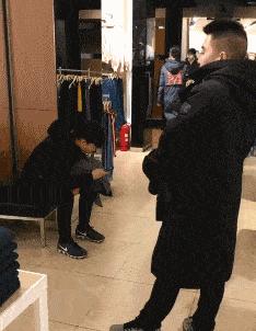 想穿这样的衣服还怕别人看见吗,穿这样的衣服出门真的不尴尬吗