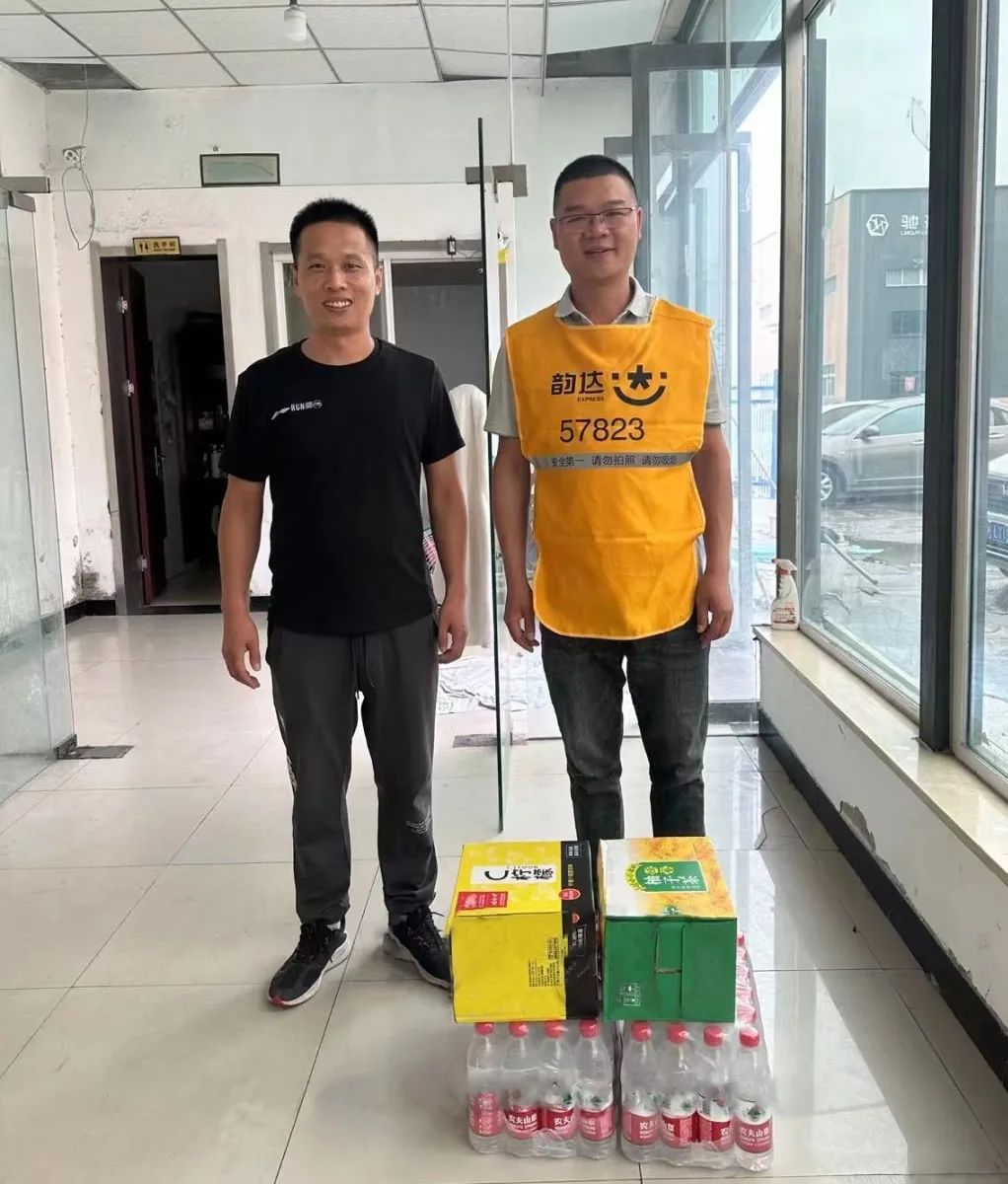 韵达快递小哥送快递,天津韵达网点