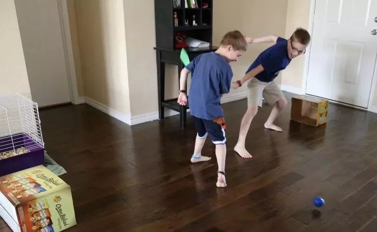 20种亲子互动小游戏,亲子羽毛球室内小游戏