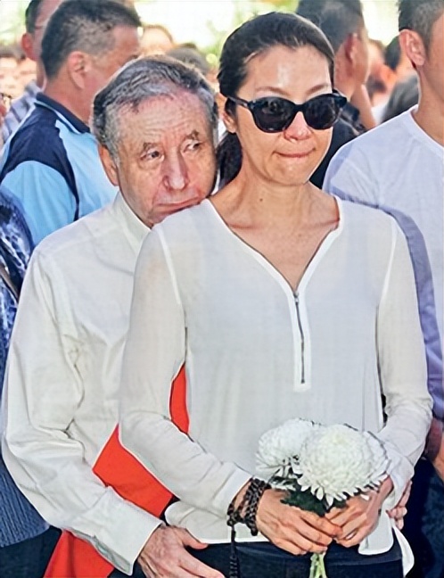 杨紫琼巴黎赏秀与未婚夫出席活动,杨紫琼霸气金球奖