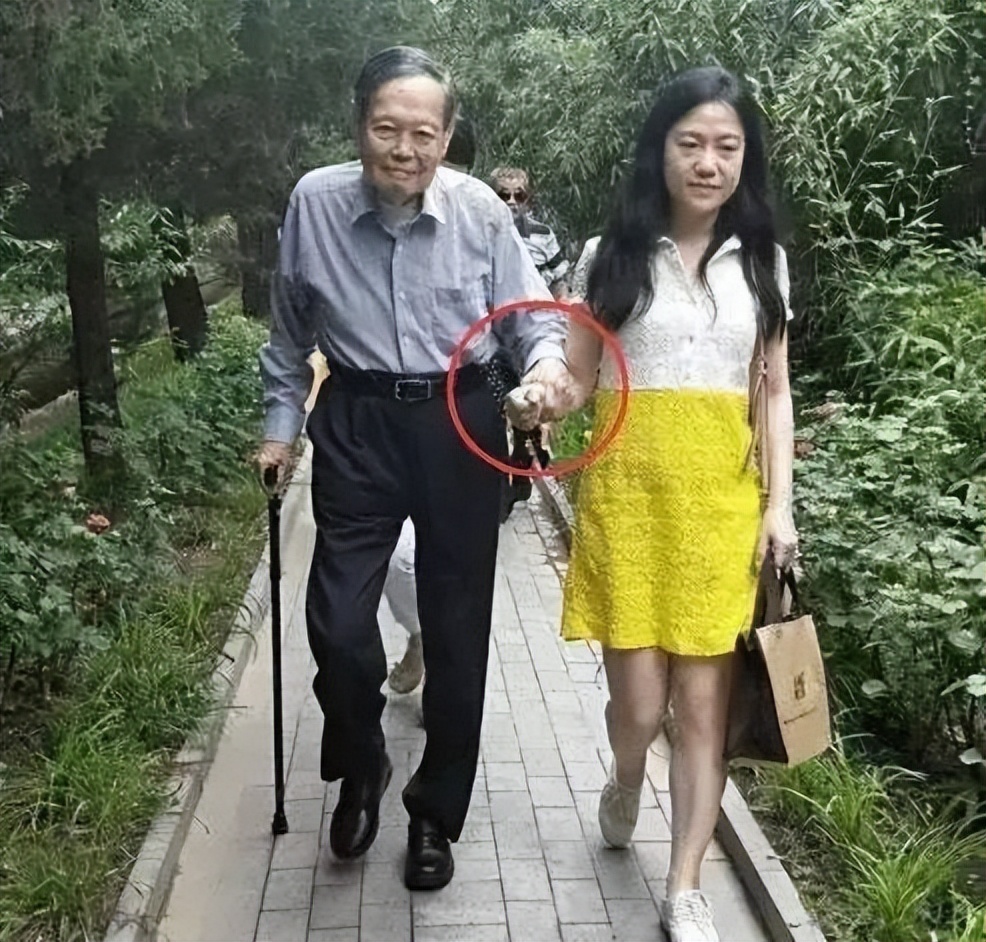 翁帆含泪说出嫁给杨振宁的缘由,翁帆嫁给大自己54岁的杨振宁原因