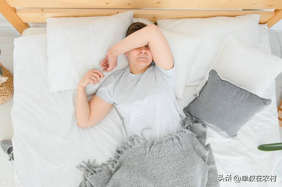 晚上头脑胡思乱想不能入睡怎么办,夜晚大脑兴奋睡不着怎么办