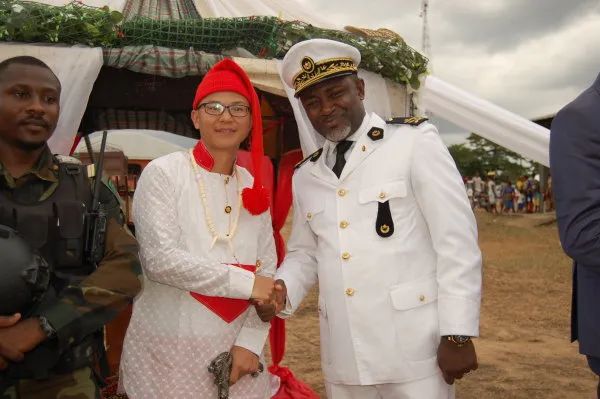 19年,宁夏小伙成非洲首位“双酋长”,网友:听说你能娶10个老婆