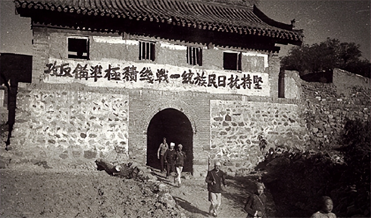 1992年，弥留之际的*先念李**留下唯一请求：将骨灰撒到曾经战斗之处