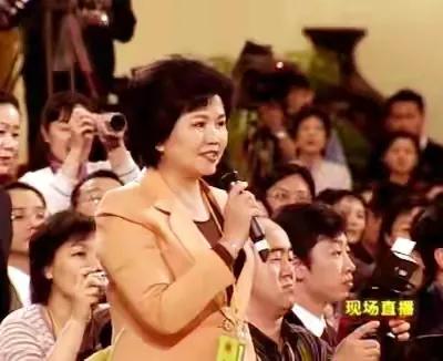 央视播音33年，搭档罗京去世后自请离职，74岁的刑质斌如今怎样了