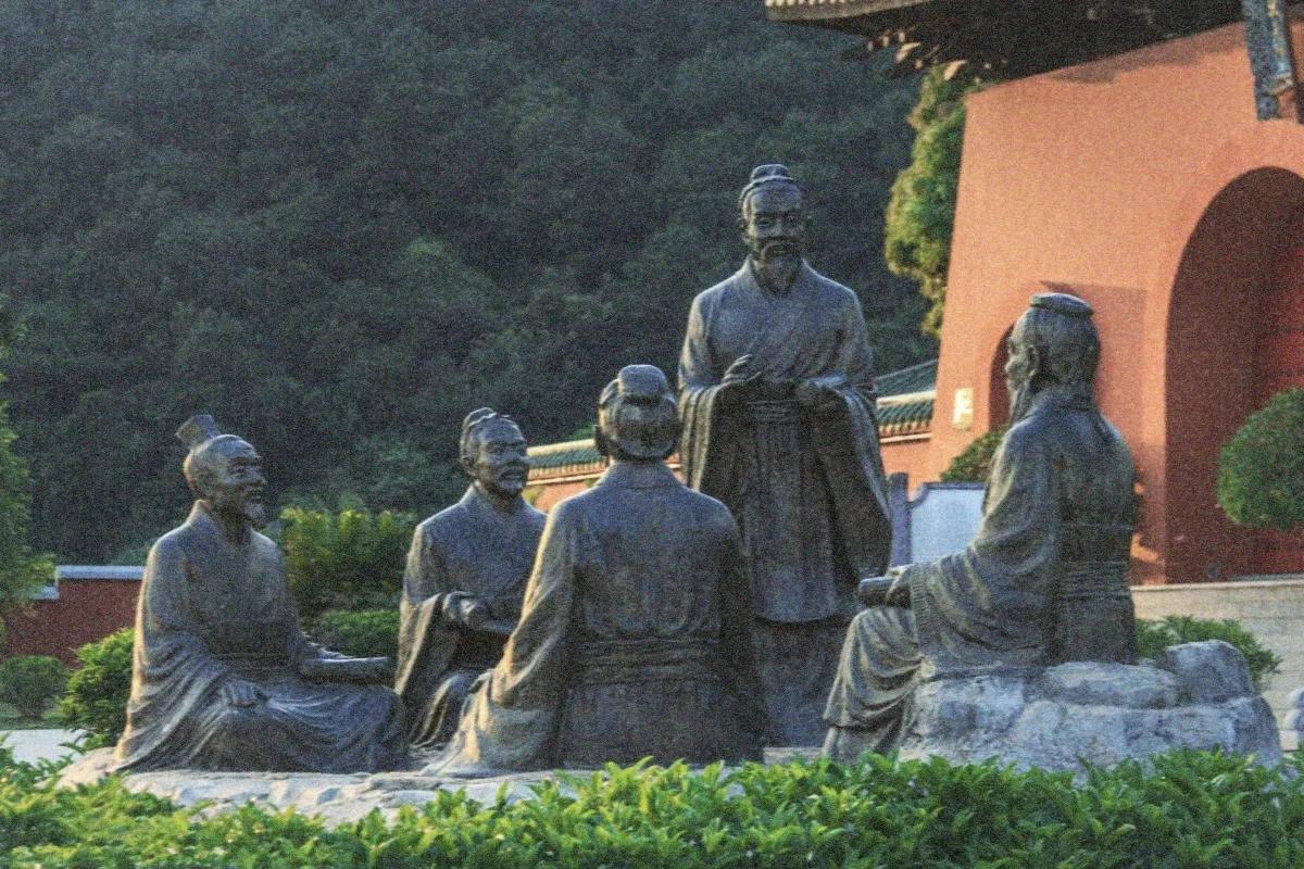 15岁少年将母亲棺椁停路边跪求与父合葬宗族：野X少年顿悟天下惊