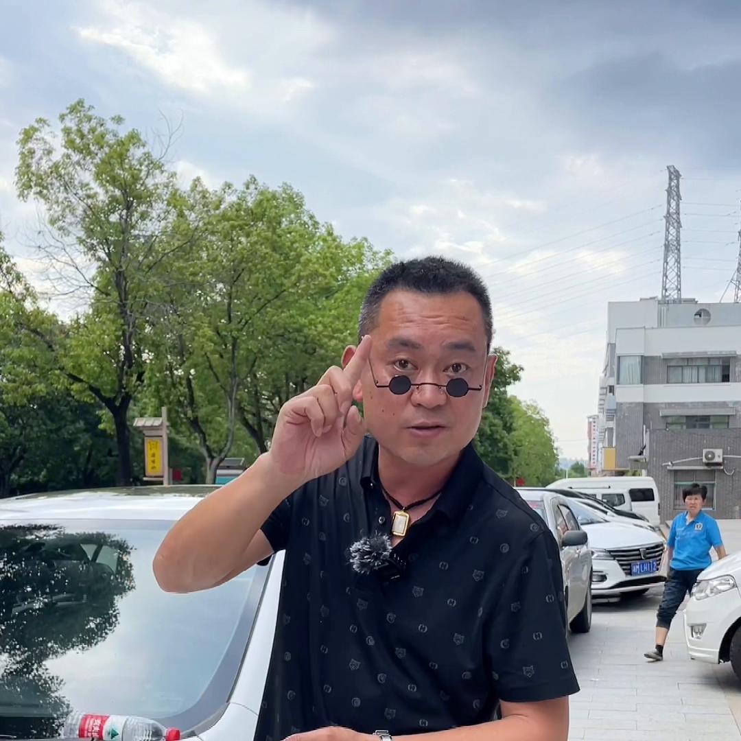 父母的爱是最无私的，他给你的车不一定是最好的，但，那是...