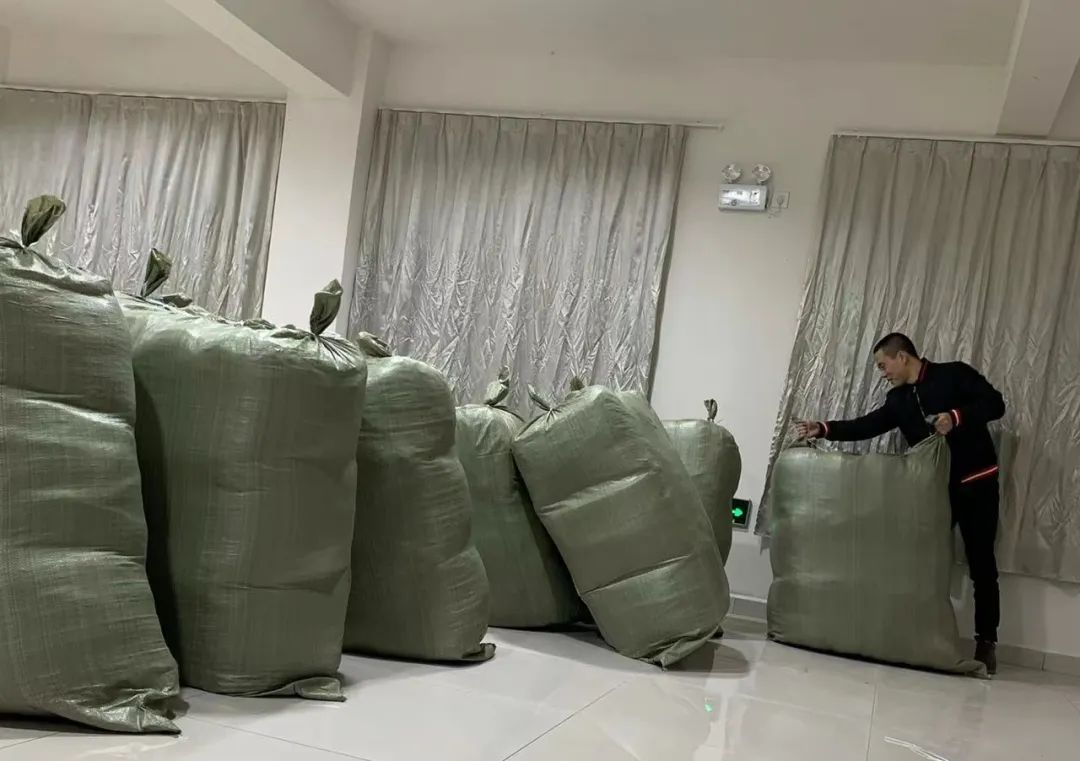 她每天在档口走廊换几百件衣服，“我要挣钱”是唯一信念