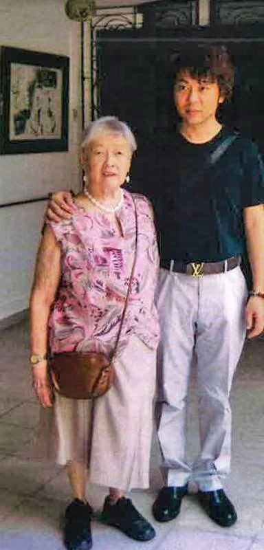 中国小伙照顾80岁外国老人,中国小伙为报恩带瑞士老人回国