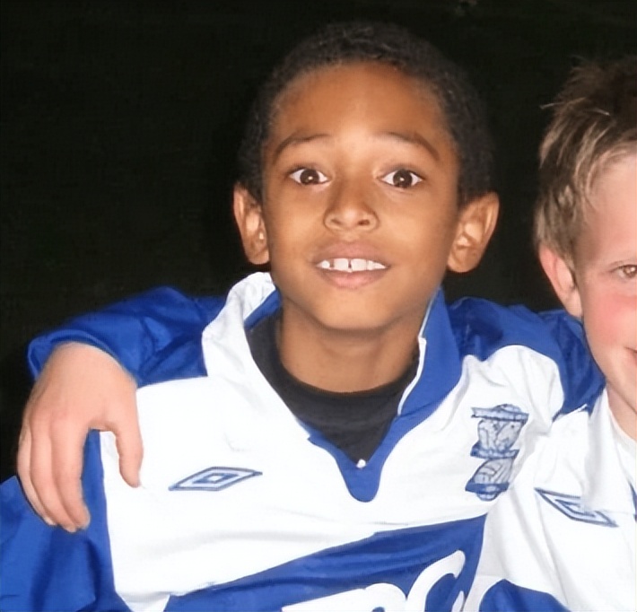 足球球星小时候与长大后对比,各足球明星的小时候