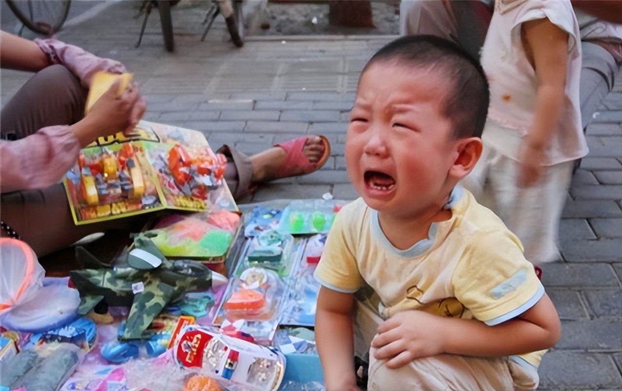 孩子脾气暴躁哭闹教你一招,小孩子又哭又闹怎么教育