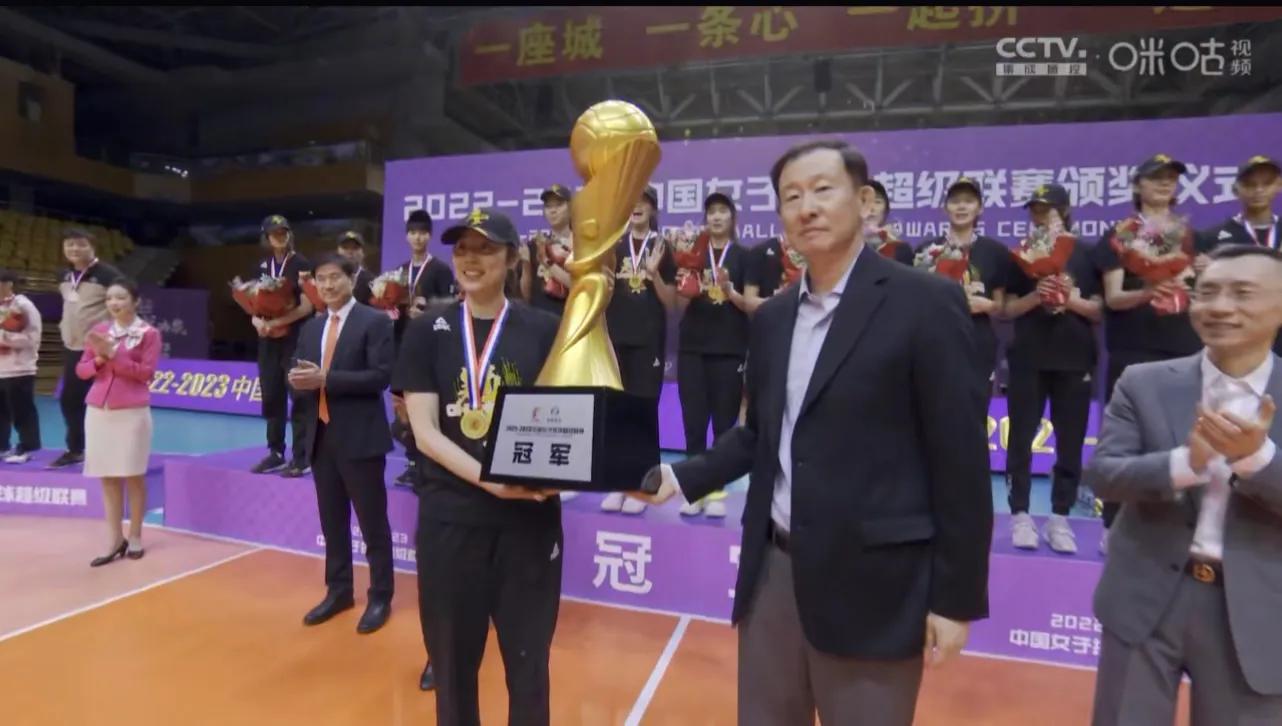 中国女排姚迪和李盈莹的视频,天津女排姚迪合影举奖杯