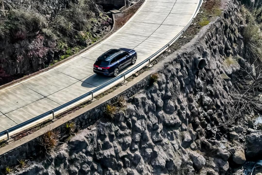 硬汉豪华全尺寸suv试驾上汽奥迪q6,全新奥迪q6试驾视频