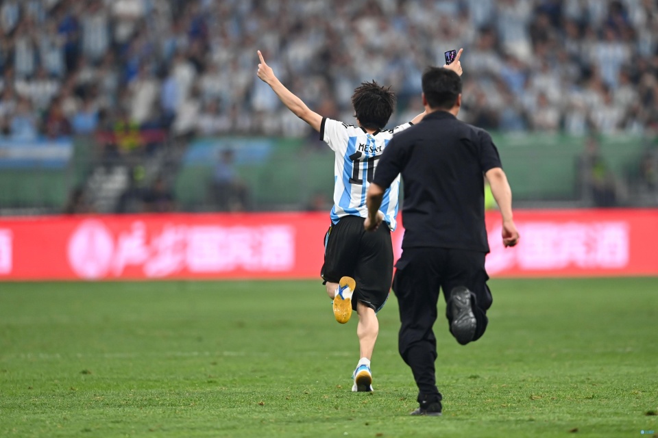 梅西首次到巴萨颠球,梅西开场任意球