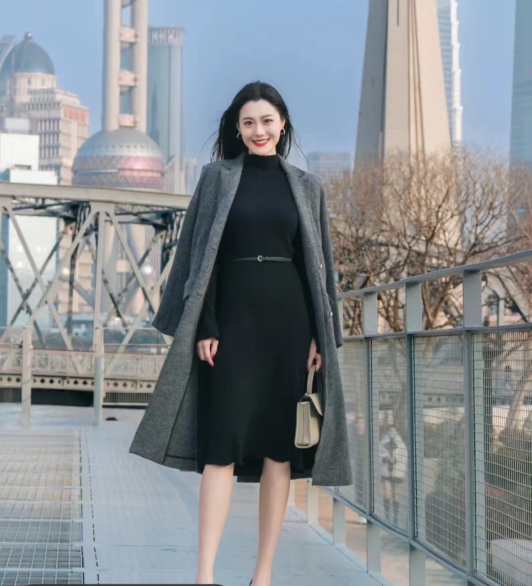 中款深灰色大衣怎么搭配好看,maxmaralabbro灰色大衣