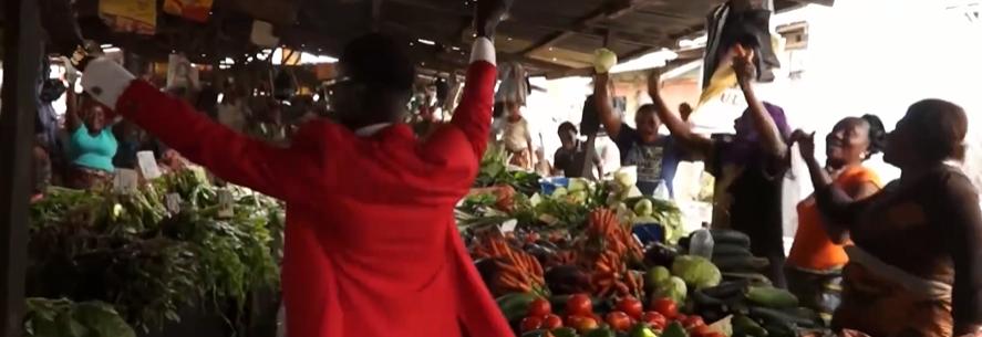 非洲穷人*款贷**20万买名牌，饿得吃树叶，也要买4万的鞋子出门显摆