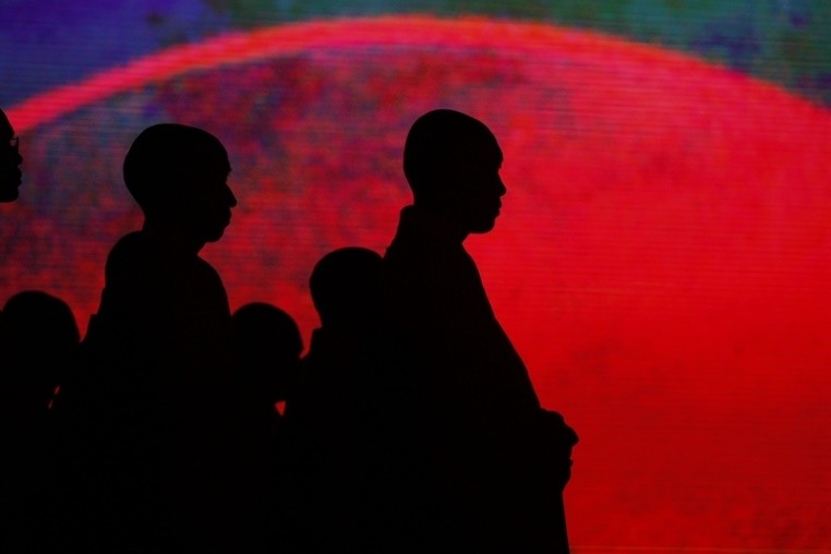 广东谭姓三姐妹遁入佛门,广东三姐妹出家传奇