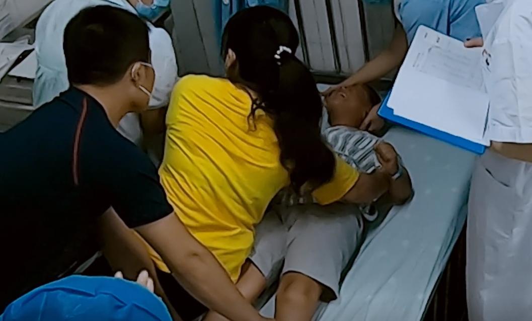 8岁男孩身患重病放弃治疗,八岁男童心疼妈妈辛苦放弃做手术