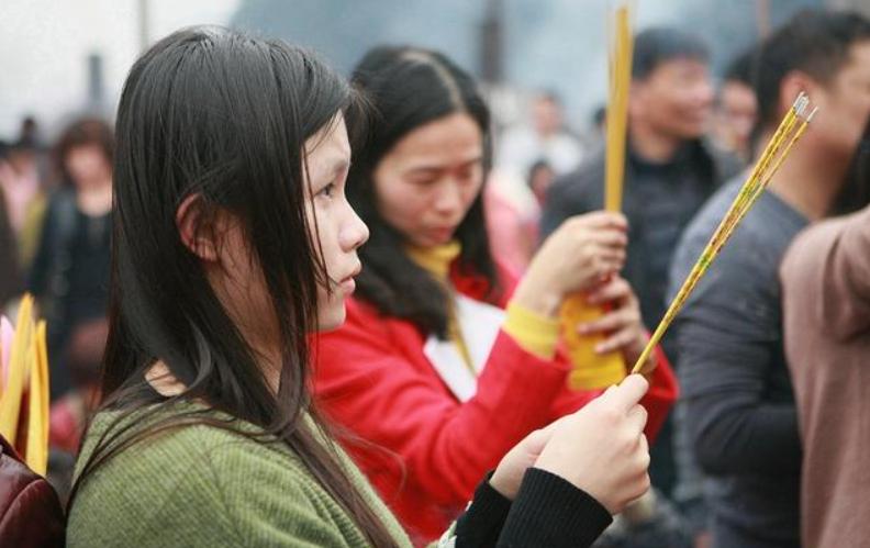 年轻人热衷拜佛,烧香拜佛的年轻人越来越多