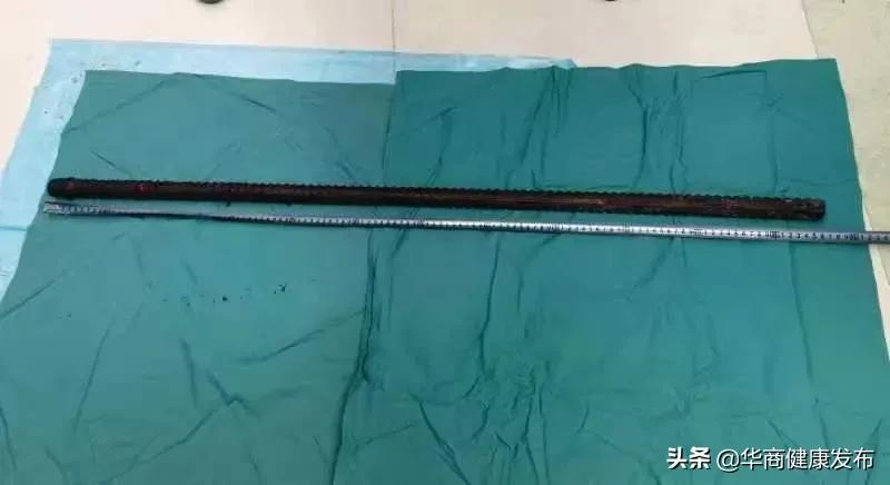 三尺钢筋贯穿胸腹,1米长的钢筋穿过脑袋