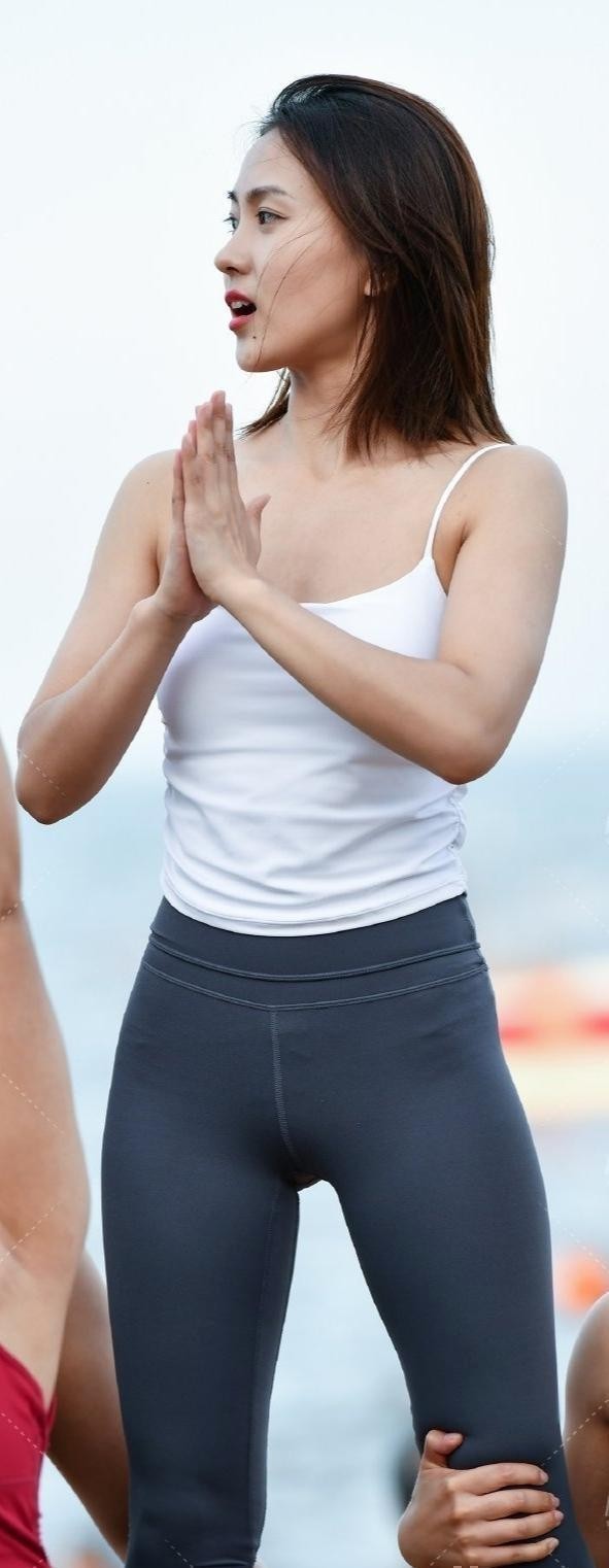 减龄穿搭背带牛仔裤,紧身裤穿搭气场十足减龄有活力