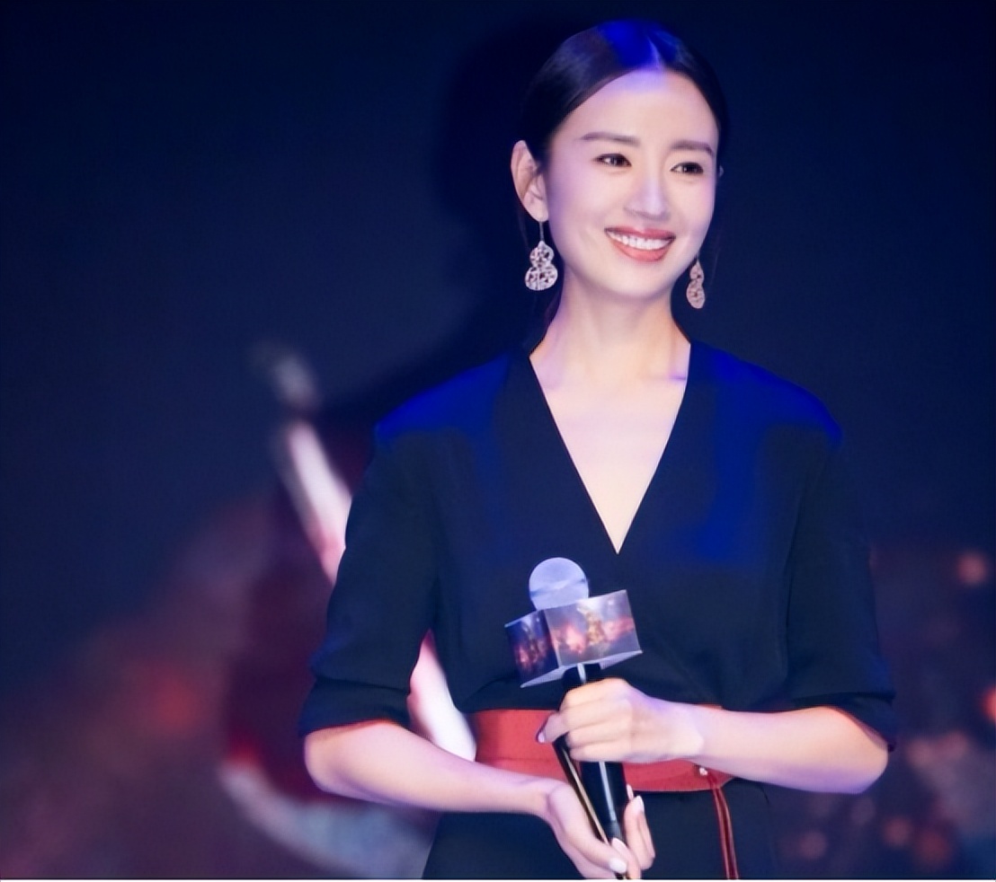 董洁身穿瑜伽裤亮相直播间,43岁董洁穿瑜伽服直播带货视频