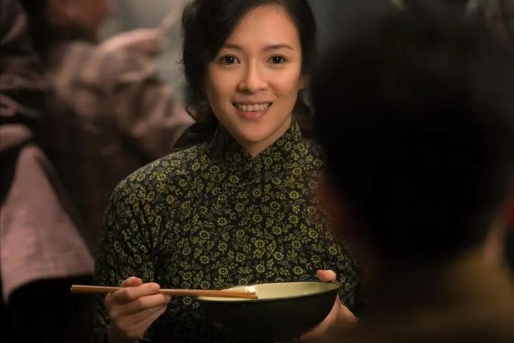 寻求集体认同的救助者，是生与死的过渡性标准，连通众人伦理情感