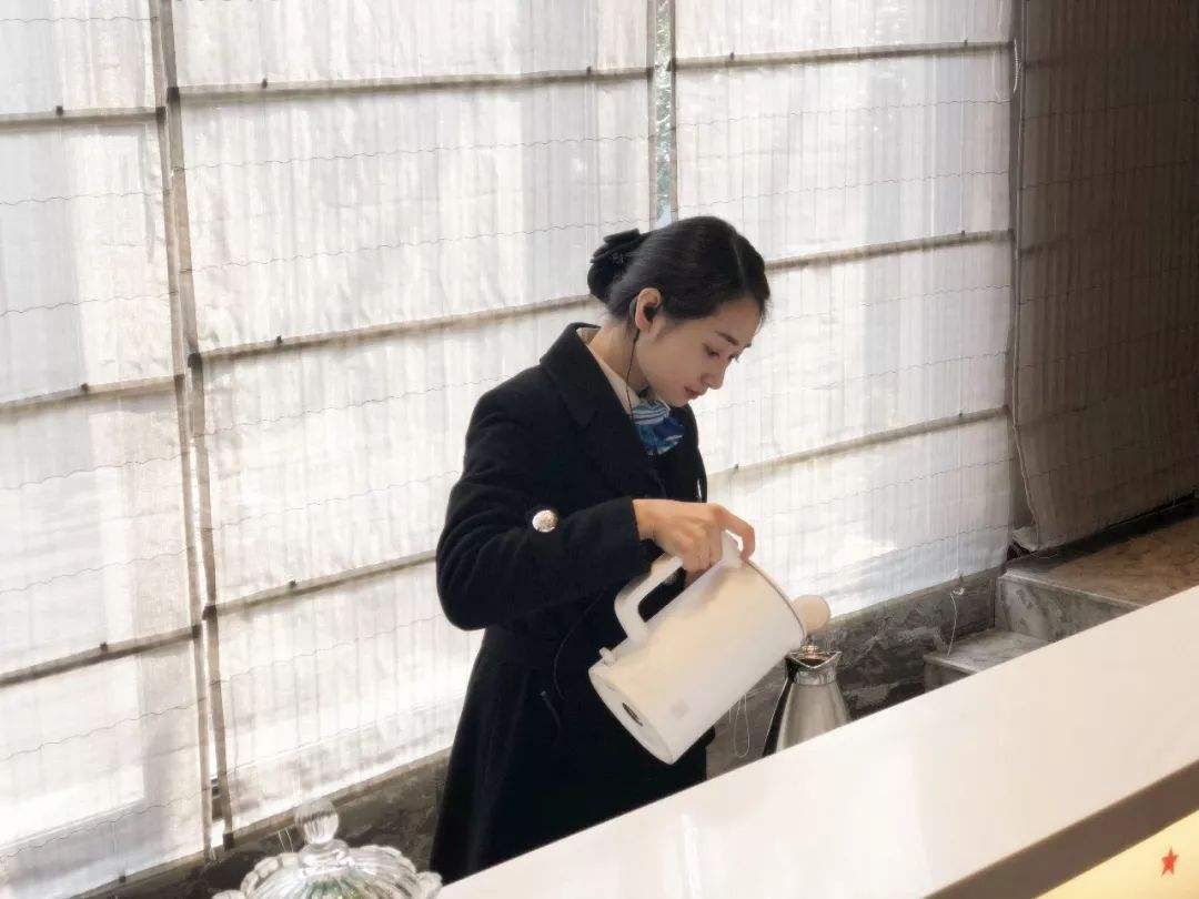 售楼小姐为什么卖房,售楼小姐一月卖不出房子