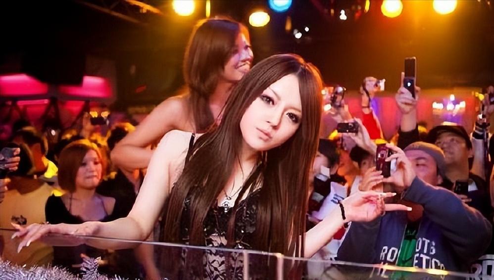 日本陪酒女王爱泽绘美里，滴酒不沾却成业界传奇，她是如何做到的