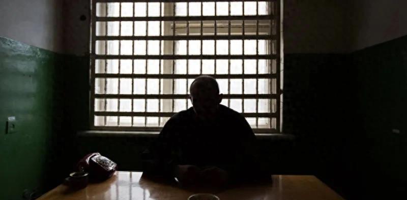 哈萨克斯坦恋童癖被强行化学阉割，上电视求饶：我的*生活性**被毁了