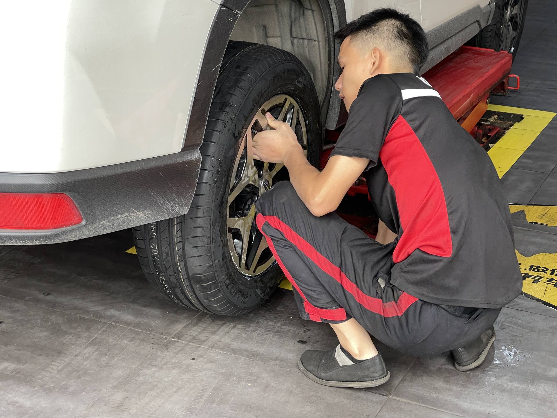 不到一万公里换一根轮胎,7000公里只换一个轮胎可以吗