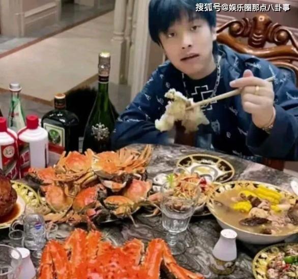 网红“小杨哥”粉丝数破亿，爸爸传出不雅视频，与平时人设反差大