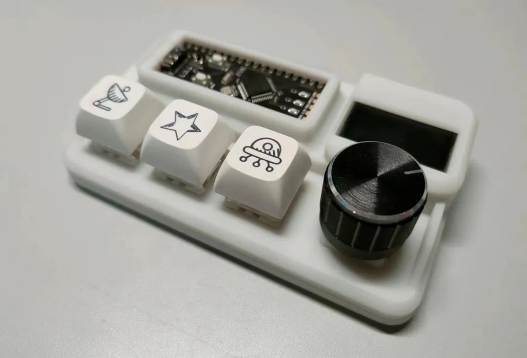 帅小伙花30块钱做了个小键盘，还开源了