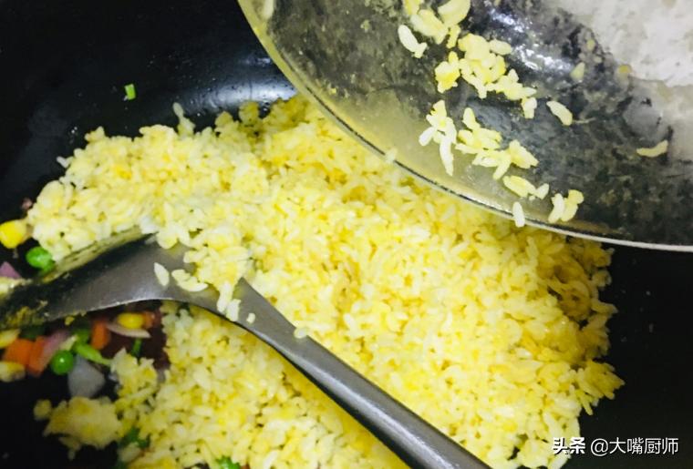 做蛋炒饭是先倒油还是先开火,做蛋炒饭要不要先把饭炒熟