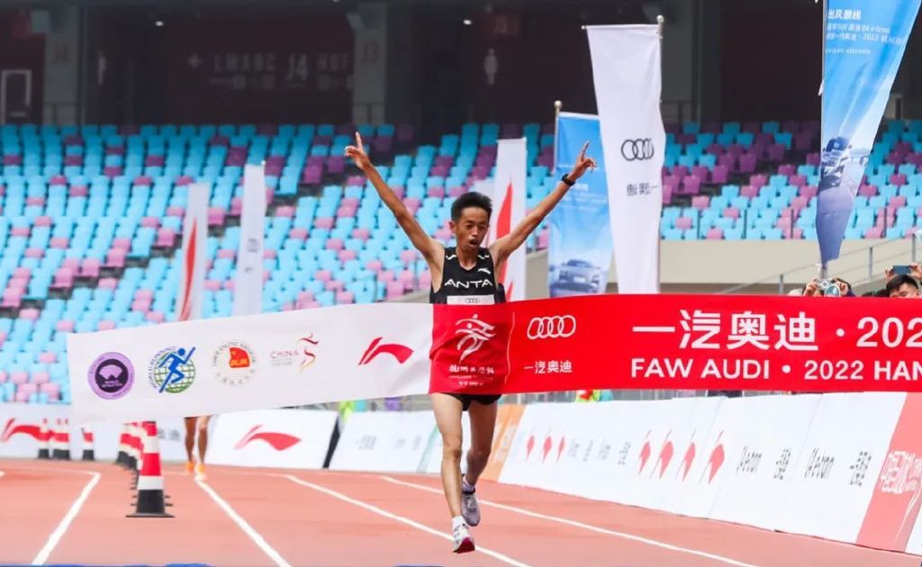 冠军的故事10个字,冠军的励志故事