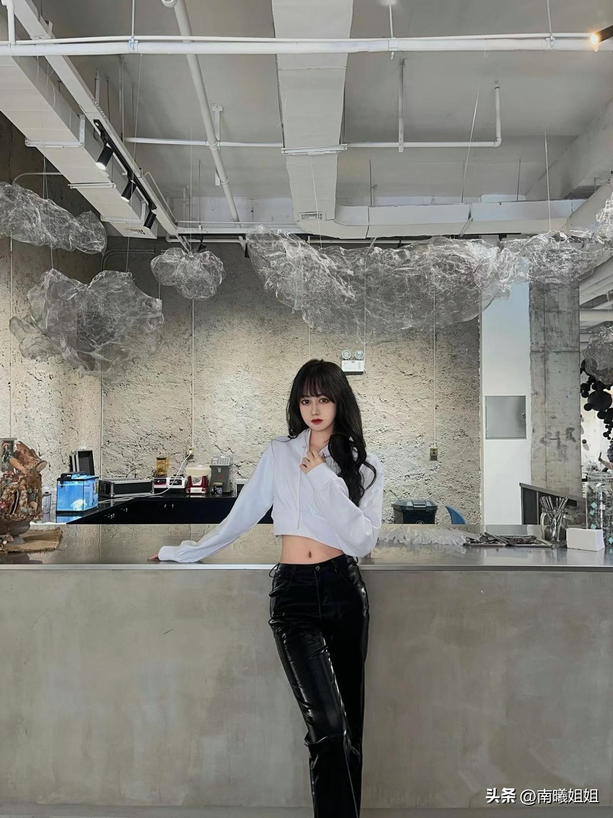 难怪女人都把阔腿裤扔了，最近流行的“液体裤”，回头率高还时髦