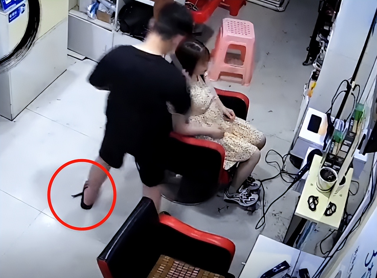 理发店内惊现大蜈蚣后续,江西理发店老板踩蜈蚣