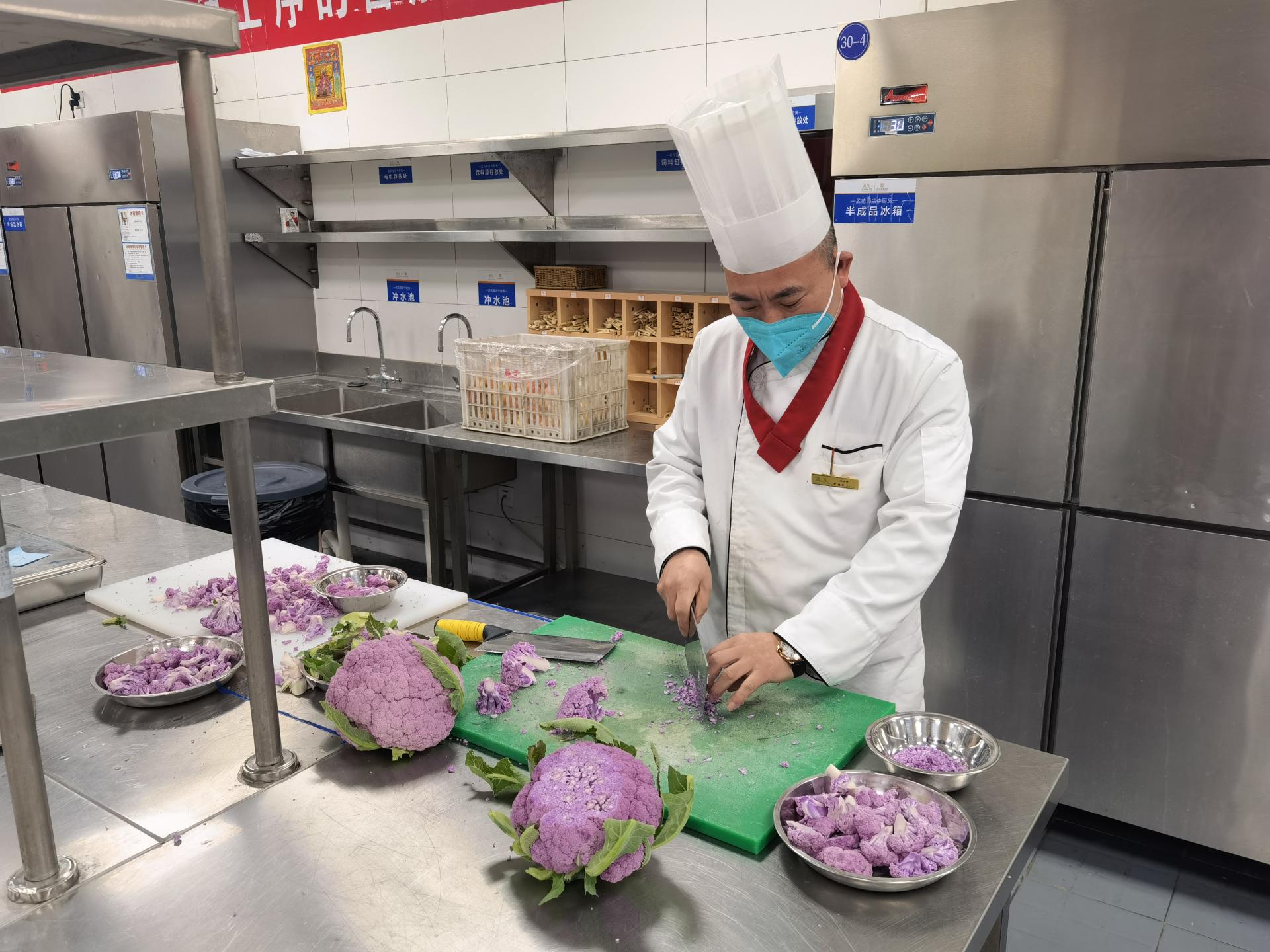 香城镇第一书记服务队：小菜花大收益“金点子”找到“新路子”