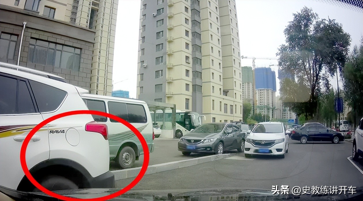 窄路后方停车怎么停都是歪的,窄路对面有车侧方位停车技巧