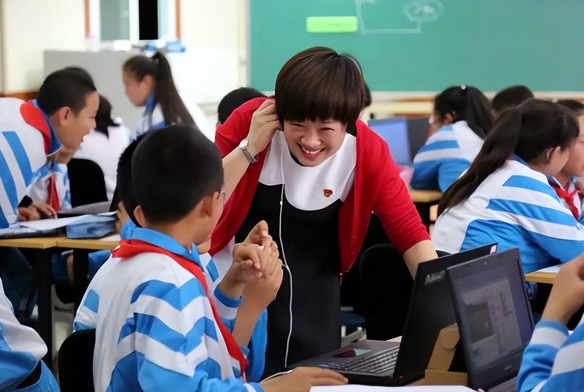 济南一老师掌掴学生,济南一中学老师掌掴脚踹学生