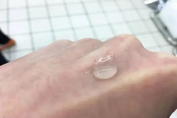 早上刚刮胡子到晚上就长出来了,早上刚刮的胡子照镜子还是有一圈