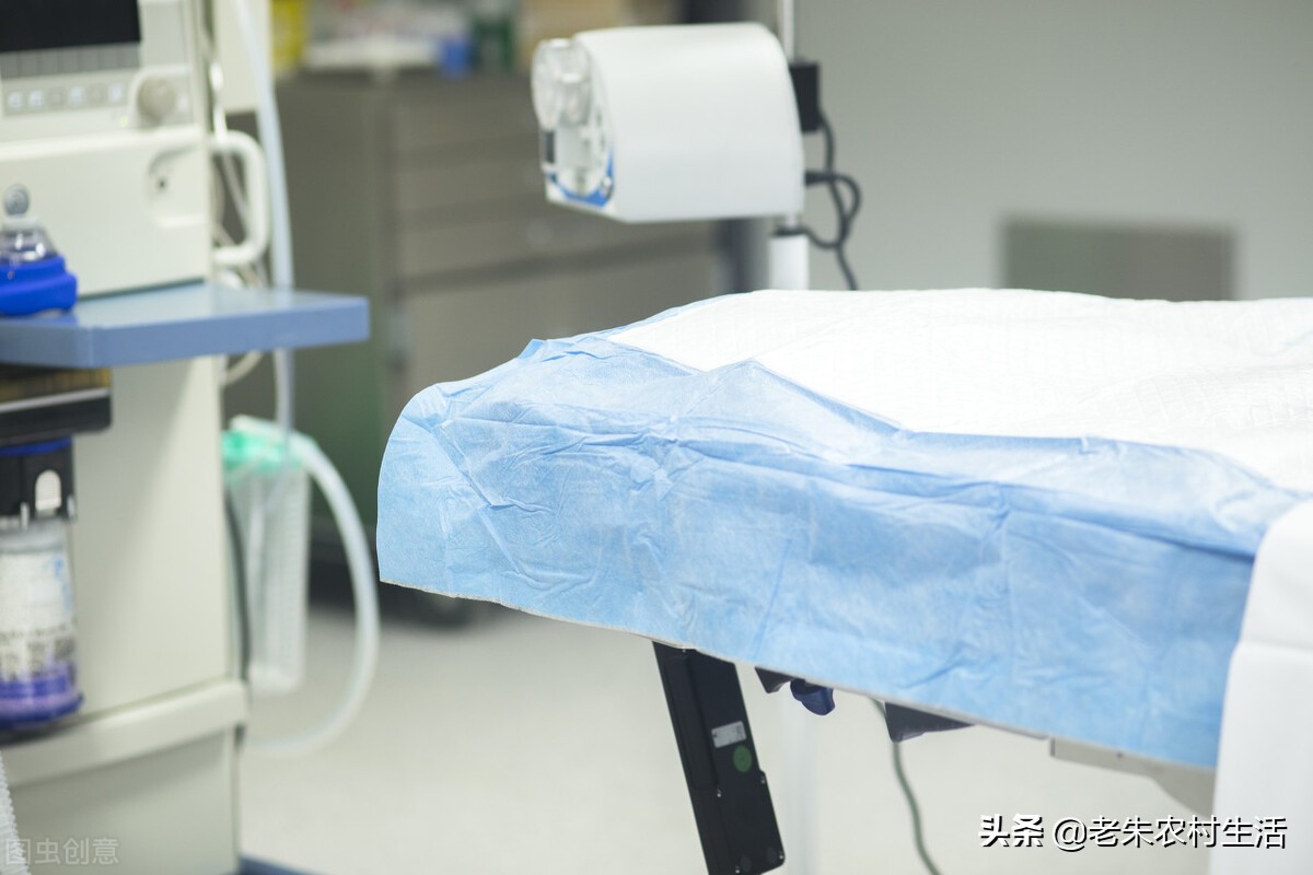 海外打工意外摔伤,上班途中自己摔掉两个门牙