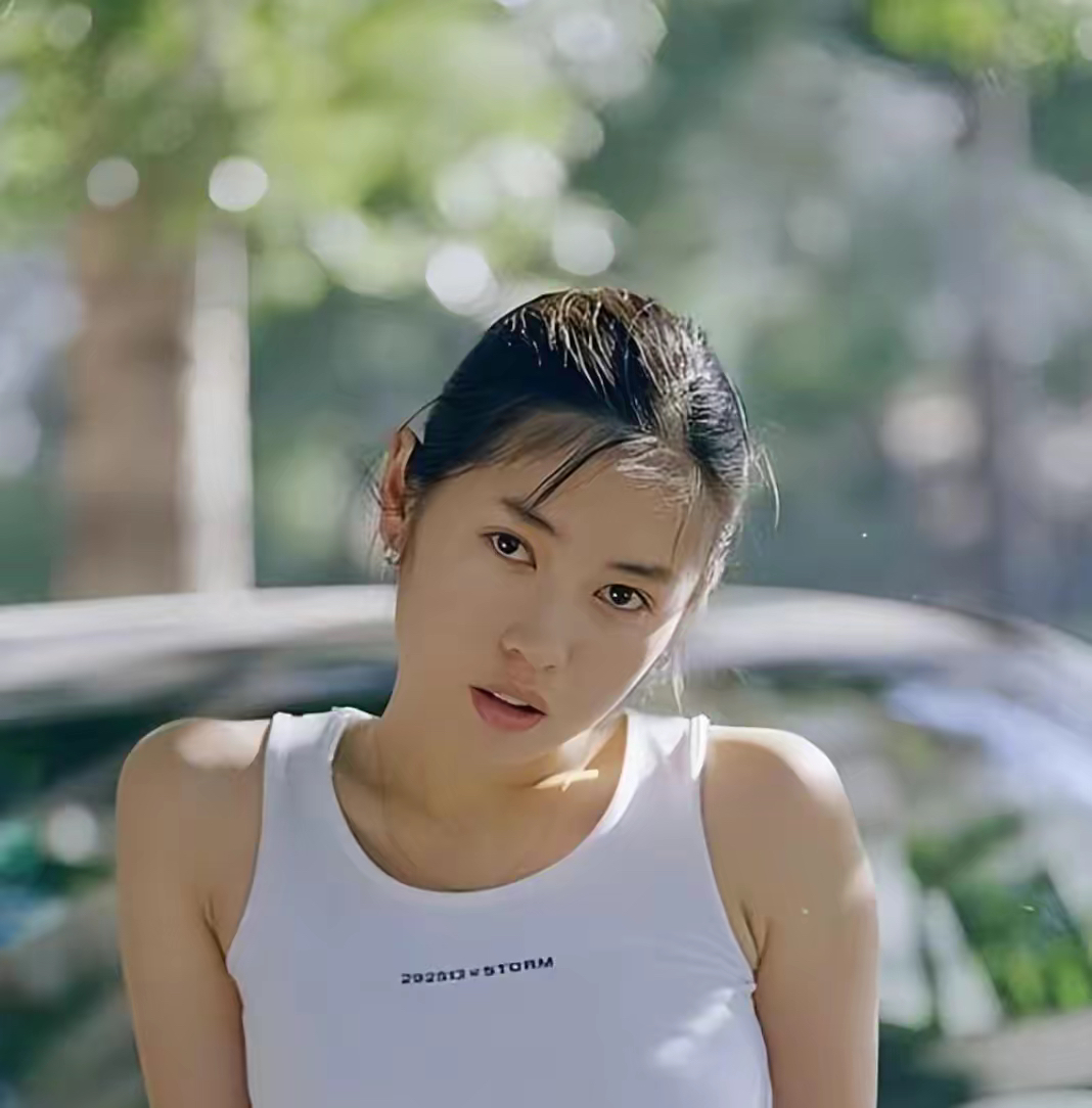 事实证明，“丰唇女神”余男的成功，靠的不是男人，而是自己