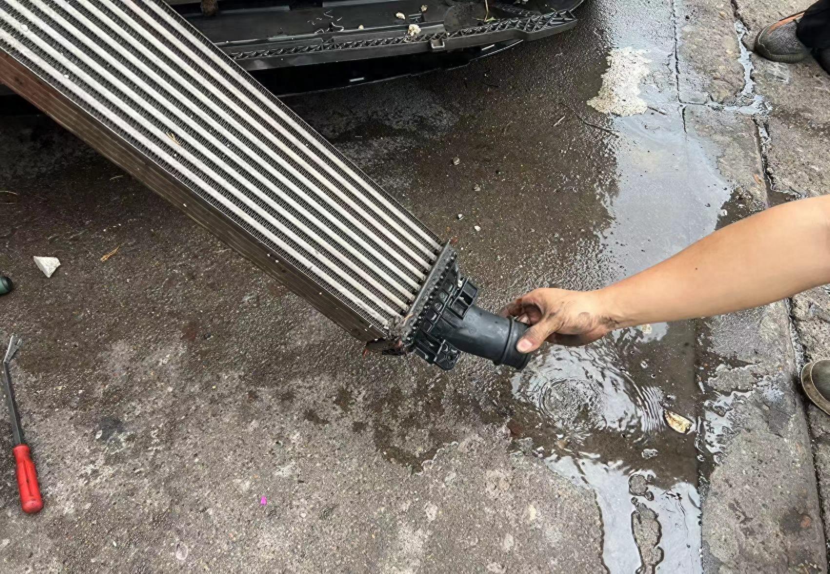 奥迪q5爆水管原因,奥迪q5落水