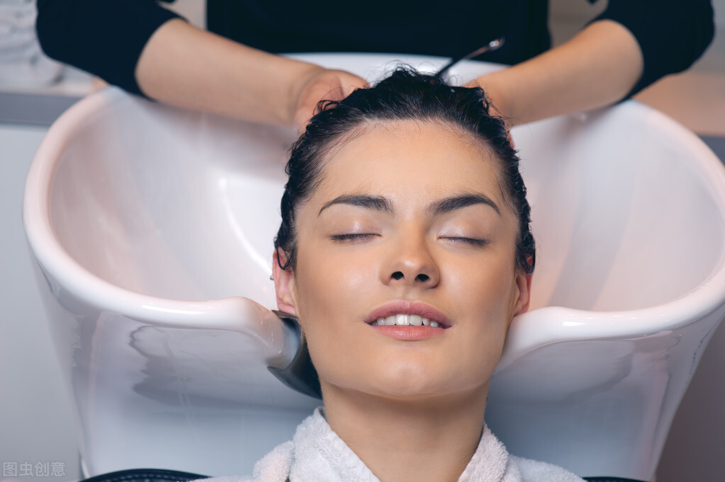 烫完头接触性皮炎,过年烫头发是什么心理