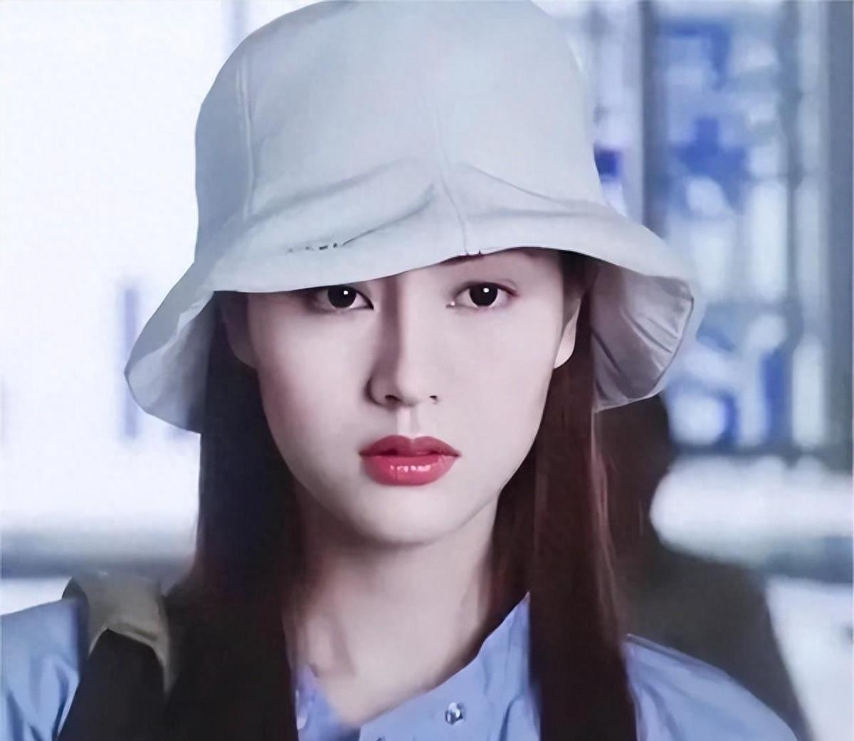 “小丑手”太减分了，这8位女星个个貌美如花，却被手拖后腿