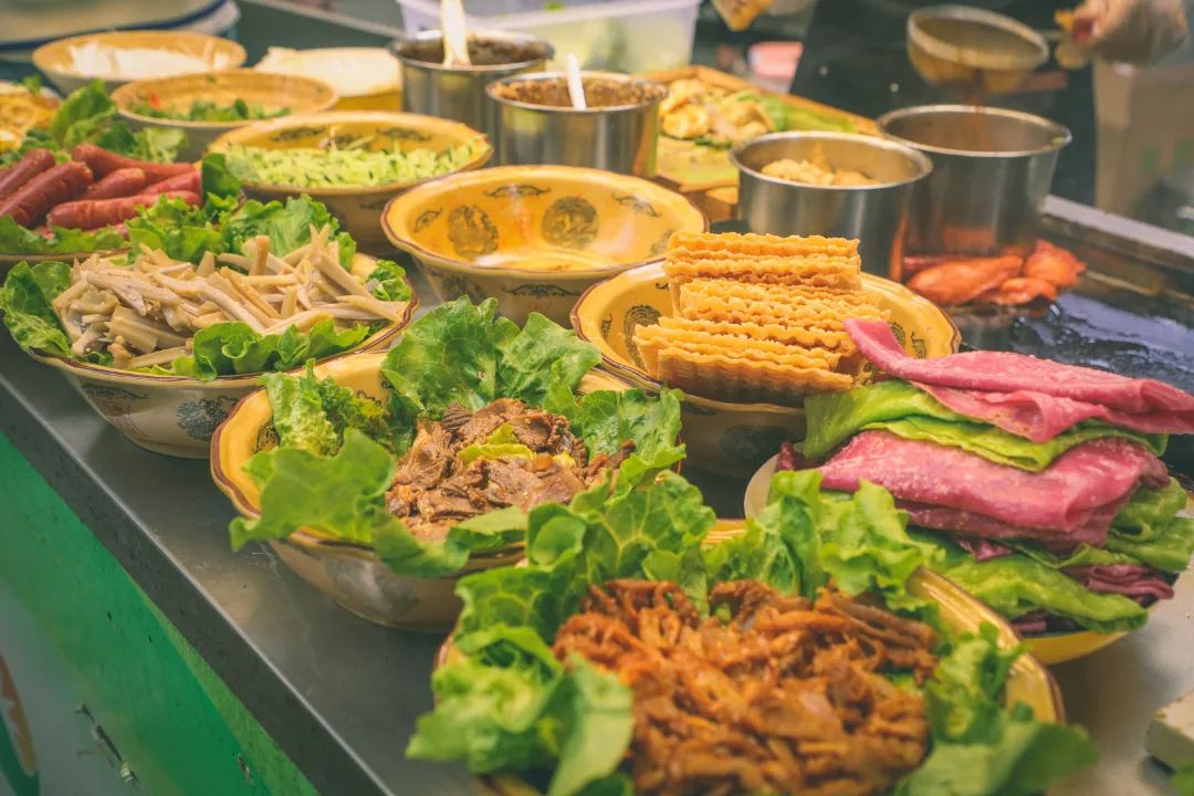 武汉90后小伙变身卖煎饼，夜市摆摊2年买房开奔驰